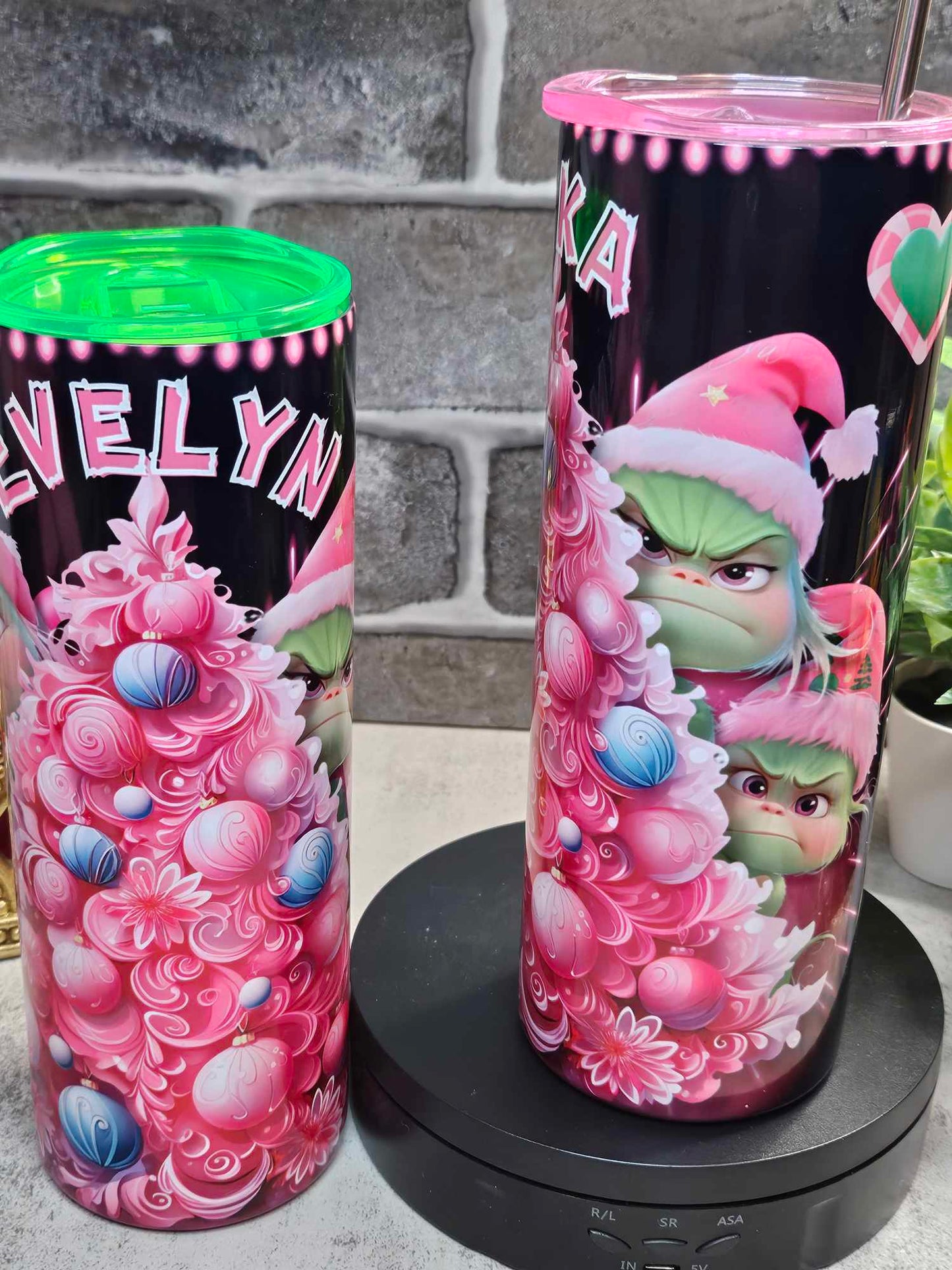 GRINCH PINK TREE W/GRANDKIDS (Personalized) 20oz TUMBLER